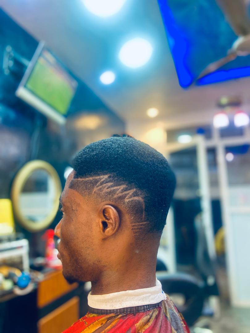 /Haircut with dye shampoo, design and oil spray